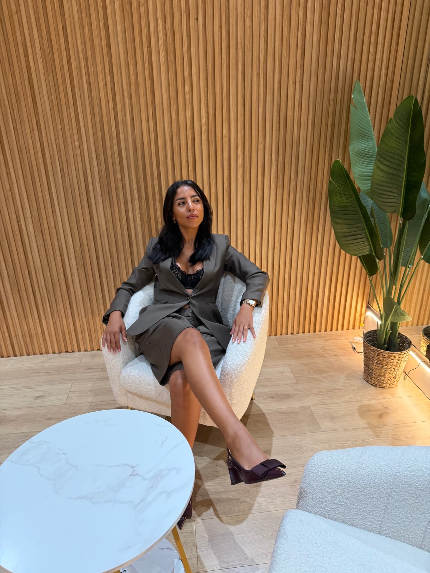 Jasmine Haffadi seduta in poltrona in un interno elegante