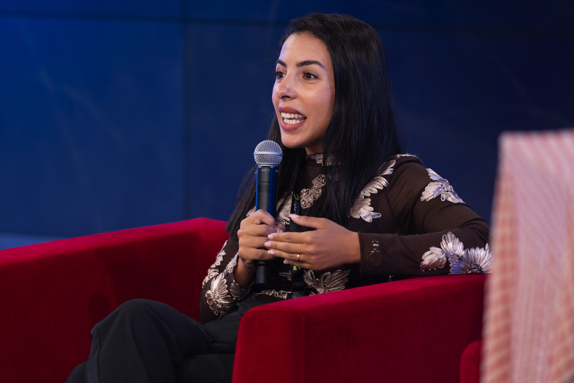 Jasmine Haffadi sul palco durante un evento, foto 5