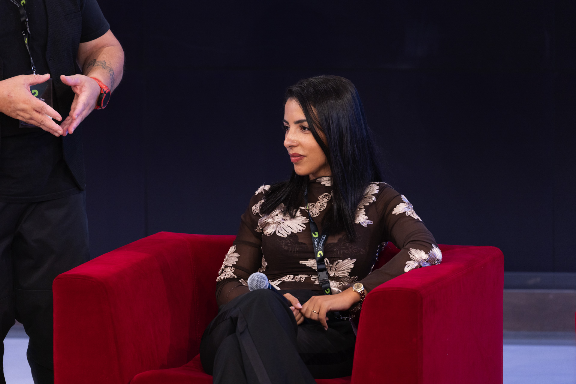Jasmine Haffadi sul palco durante un evento, foto 1