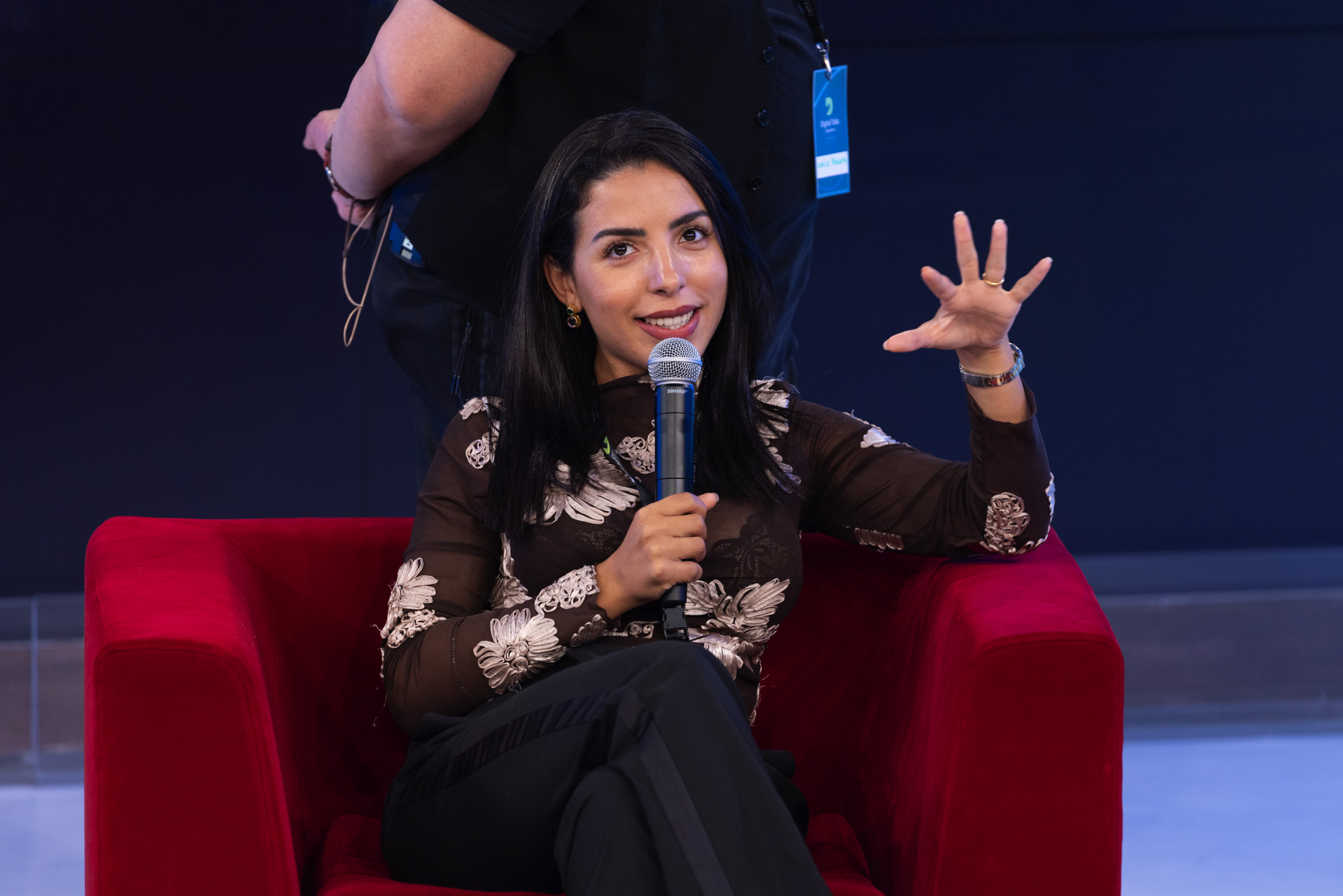 Jasmine Haffadi sul palco durante un evento, foto 7