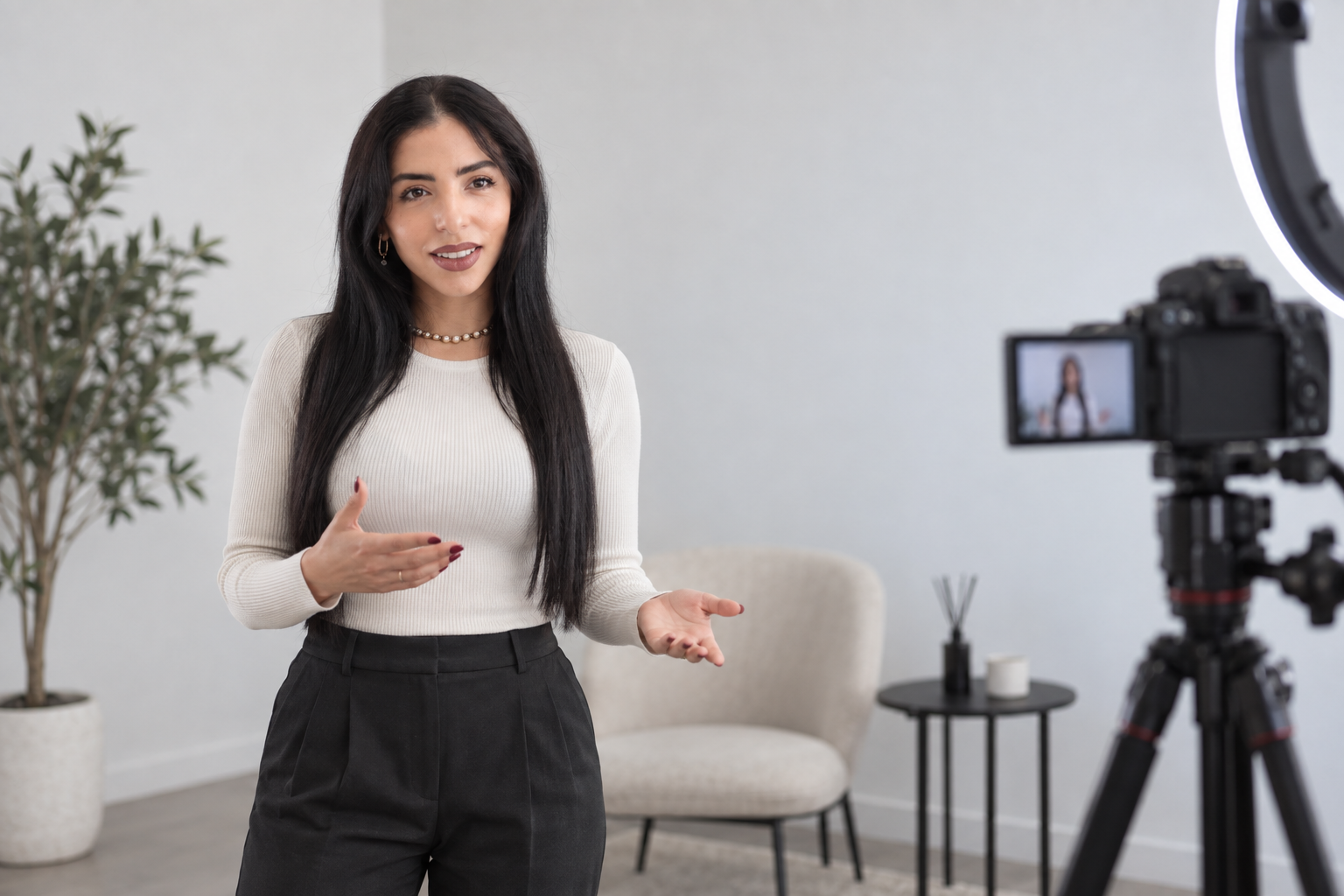 Jasmine Haffadi registra contenuti video in studio