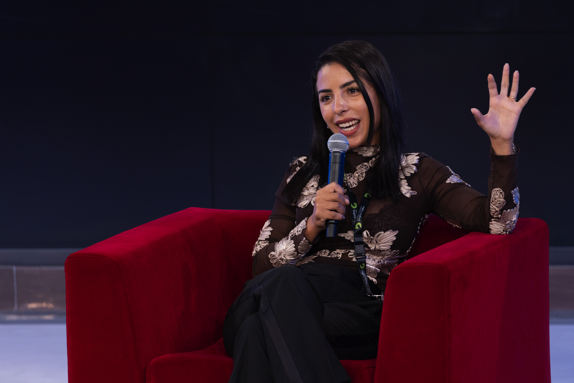 Jasmine Haffadi sul palco durante un evento, foto 2
