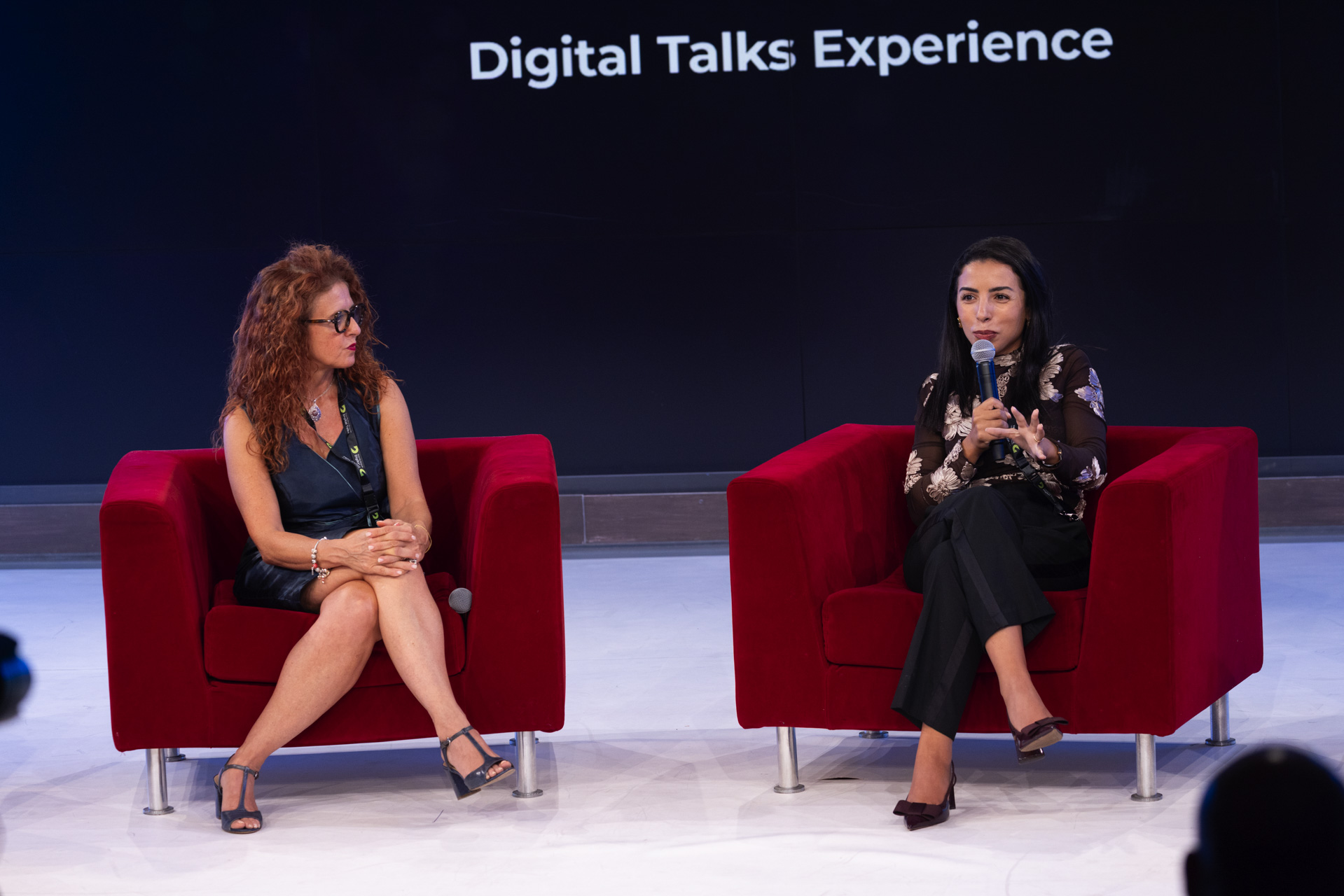 Jasmine Haffadi sul palco durante un evento, foto 4