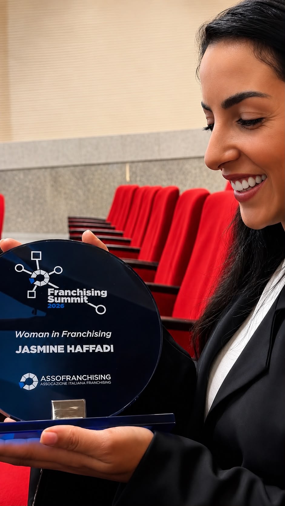 Jasmine Haffadi riceve il premio Woman in Franchising al Franchising Summit 2026 di Assofranchising