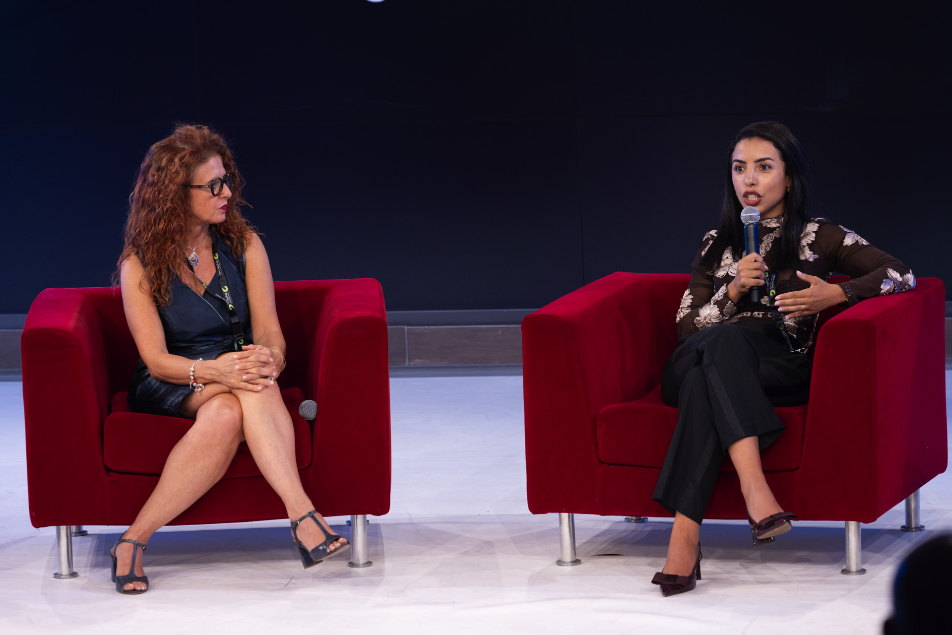 Jasmine Haffadi sul palco durante un evento, foto 3
